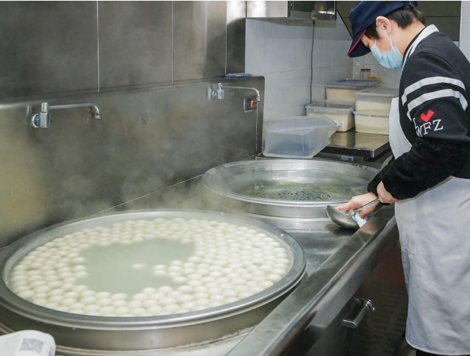 小年到，武汉人开启龙年年饭模式，五芳斋叠式汤圆为餐桌添年味